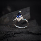 Anillo de compromiso con zafiro natural corte papalote y 10 diamantes naturales laterales elaborado en oro blanco de 14k