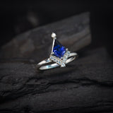 Anillo de compromiso con zafiro natural corte papalote y 10 diamantes naturales laterales elaborado en oro blanco de 14k