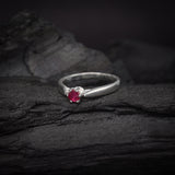 Anillo de compromiso con rubí natural de .20ct corte brillante elaborado en plata .925