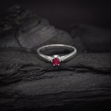 Anillo de compromiso con rubí natural de .20ct corte brillante elaborado en plata .925