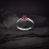 Anillo de compromiso con rubí natural de .20ct corte brillante elaborado en plata .925