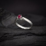 Anillo de compromiso con rubí natural de .20ct corte brillante elaborado en plata .925