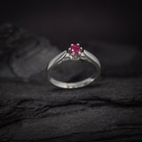 Anillo de compromiso con rubí natural de .20ct corte brillante elaborado en plata .925