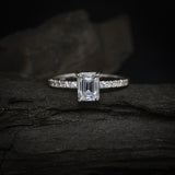 Anillo de compromiso con moissanita de 1.0ct corte esmeralda con certificado GRA y 10 moissanitas laterales elaborado en oro blanco de 14k