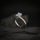 Anillo de compromiso con moissanita de 1.0ct corte esmeralda con certificado GRA y 10 moissanitas laterales elaborado en oro blanco de 14k