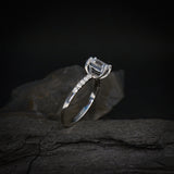 Anillo de compromiso con moissanita de 1.0ct corte esmeralda con certificado GRA y 10 moissanitas laterales elaborado en oro blanco de 14k