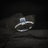 Anillo de compromiso con moissanita de 1.0ct corte esmeralda con certificado GRA y 10 moissanitas laterales elaborado en oro blanco de 14k