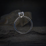 Anillo de compromiso con moissanita de 1.0ct corte esmeralda con certificado GRA y 10 moissanitas laterales elaborado en oro blanco de 14k