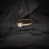 Anillo de compromiso con diamante natural central de .50ct corte brillante y 16 diamantes naturales laterales elaborado en oro amarillo de 14k