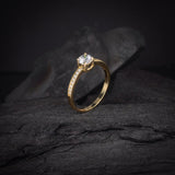 Anillo de compromiso con diamante natural central de .50ct corte brillante y 16 diamantes naturales laterales elaborado en oro amarillo de 14k