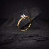 Anillo de compromiso con diamante natural central de .50ct corte brillante y 16 diamantes naturales laterales elaborado en oro amarillo de 14k
