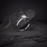 Anillo de compromiso con diamante natural central de .50ct corte brillante y 16 diamantes naturales laterales elaborado en oro blanco de 14k