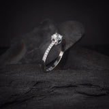 Anillo de compromiso con diamante natural central de .50ct corte brillante y 16 diamantes naturales laterales elaborado en oro blanco de 14k