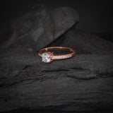 Anillo de compromiso con diamante de laboratorio central de .50ct corte brillante con certificado IGI y 16 diamantes naturales laterales elaborado en oro rosa de 14k