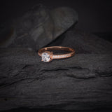 Anillo de compromiso con diamante natural central de .50ct corte brillante y 16 diamantes naturales laterales elaborado en oro rosa de 14k