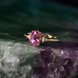Anillo de compromiso con zafiro rosa natural de 1.0ct corte oval y 4 diamantes naturales elaborado oro amarillo de 14k