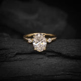 Anillo de compromiso con moissanita de 2.0ct corte oval con certificado GRA y 2 moissanitas laterales elaborado en oro amarillo de 14k