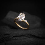 Anillo de compromiso con moissanita de 2.0ct corte oval con certificado GRA y 2 moissanitas laterales elaborado en oro amarillo de 14k
