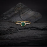 Anillo de compromiso con esmeralda natural de .50ct corte brillante y 32 diamantes naturales laterales elaborado en oro amarillo de 14k