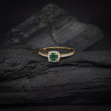 Anillo de compromiso con esmeralda natural de .50ct corte brillante y 32 diamantes naturales laterales elaborado en oro amarillo de 14k