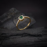 Anillo de compromiso con esmeralda natural de .50ct corte brillante y 32 diamantes naturales laterales elaborado en oro amarillo de 14k