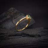 Anillo de compromiso con esmeralda natural de .50ct corte brillante y 32 diamantes naturales laterales elaborado en oro amarillo de 14k