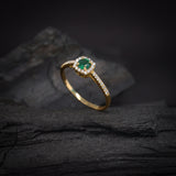 Anillo de compromiso con esmeralda natural de .50ct corte brillante y 32 diamantes naturales laterales elaborado en oro amarillo de 14k