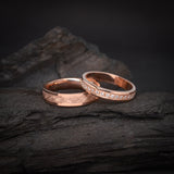 Par de argollas de matrimonio macizas de 4.5mm y 3.5mm con cristales (tres cuartos de pieza) elaboradas en oro rosa de 10k