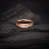 Par de argollas de matrimonio macizas de 4.5mm y 3.5mm con 25 diamantes naturales (tres cuartos de pieza) elaboradas en oro rosa de 14k