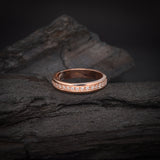 Par de argollas de matrimonio macizas de 4.5mm y 3.5mm con cristales (tres cuartos de pieza) elaboradas en oro rosa de 10k