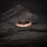 Par de argollas de matrimonio macizas de 4.5mm y 3.5mm con 25 diamantes naturales (tres cuartos de pieza) elaboradas en oro rosa de 14k