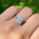 Anillo de compromiso con diamante de laboratorio de 2.5ct corte radiante con certificado IGI y 24 diamantes de laboratorio laterales elaborado en oro blanco de 14k