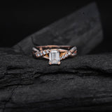 Anillo de compromiso con moissanita de 1.0ct corte esmeralda con certificado GRA y 8 diamantes naturales laterales elaborado en oro rosa de 14k