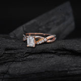 Anillo de compromiso con moissanita de 1.0ct corte esmeralda con certificado GRA y 8 diamantes naturales laterales elaborado en oro rosa de 14k