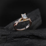 Anillo de compromiso con moissanita de 1.0ct corte esmeralda con certificado GRA y 8 diamantes naturales laterales elaborado en oro rosa de 14k