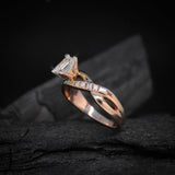 Anillo de compromiso con moissanita de 1.0ct corte esmeralda con certificado GRA y 8 diamantes naturales laterales elaborado en oro rosa de 14k