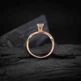 Anillo de compromiso con moissanita de 1.0ct corte esmeralda con certificado GRA y 8 diamantes naturales laterales elaborado en oro rosa de 14k
