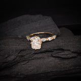 Anillo de compromiso con moissanita de 2.0ct corte radiante con certificado GRA y 6 moissanitas laterales realizado en oro amarillo de 14k