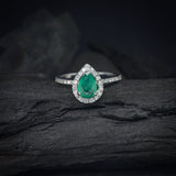 Anillo de compromiso con esmeralda natural de 1.4ct corte gota y 36 diamantes naturales laterales elaborado en oro blanco de 14k