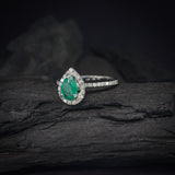 Anillo de compromiso con esmeralda natural de 1.4ct corte gota y 36 diamantes naturales laterales elaborado en oro blanco de 14k