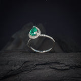 Anillo de compromiso con esmeralda natural de 1.4ct corte gota y 36 diamantes naturales laterales elaborado en oro blanco de 14k