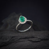 Anillo de compromiso con esmeralda natural de 1.4ct corte gota y 36 diamantes naturales laterales elaborado en oro blanco de 14k