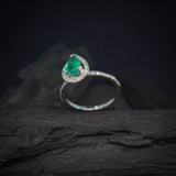 Anillo de compromiso con esmeralda natural de 1.4ct corte gota y 36 diamantes naturales laterales elaborado en oro blanco de 14k