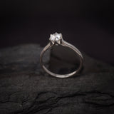 Anillo de compromiso con moissanita de .50ct corte brillante con certificado GRA elaborado en plata .925