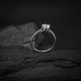 Anillo de compromiso con moissanita de .50ct corte brillante con certificado GRA elaborado en plata .925