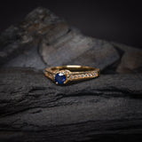 Anillo de compromiso con zafiro natural de .50ct corte brillante y 24 cristales laterales elaborado en oro amarillo de 14k