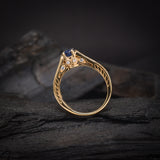 Anillo de compromiso con zafiro natural de .50ct corte brillante y 24 cristales laterales elaborado en oro amarillo de 14k