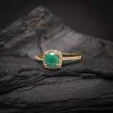Anillo de compromiso con esmeralda natural de 1.0ct corte brillante y 32 diamantes naturales laterales elaborado en oro amarillo de 14k