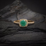 Anillo de compromiso con esmeralda natural de 1.0ct corte brillante y 32 diamantes naturales laterales elaborado en oro amarillo de 14k