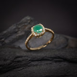 Anillo de compromiso con esmeralda natural de 1.0ct corte brillante y 32 diamantes naturales laterales elaborado en oro amarillo de 14k